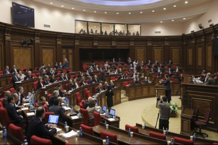 Парламент Армении не принял проект заявления, обвиняющего Азербайджан из-за Лачинской дороги