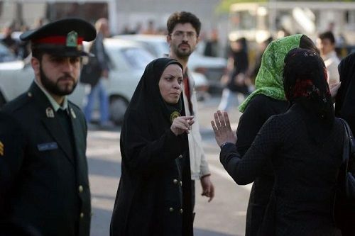 İranda üç etirazçı gənc HƏBS EDİLDİ