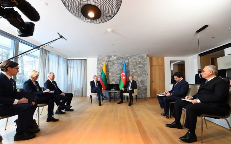 Ильхам Алиев проинформировал президента Литвы о событиях, происходящих на дороге Лачын-Ханкенди