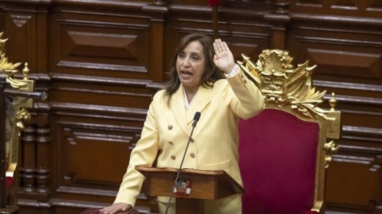 رئيسة بيرو تدعو المتظاهرين المطالبين باستقالتها إلى التحلي بالهدوء