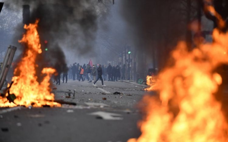 French police are more violent during anti-government protests