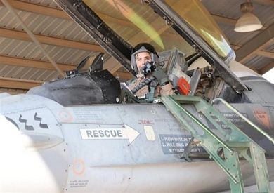 أول امرأة أردنية تحلق منفردة بطائرة حربية مقاتلة F16