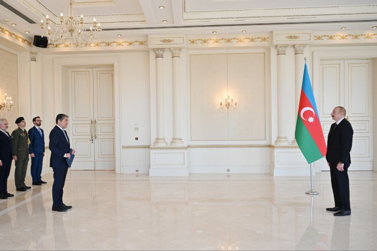 Президент Азербайджана принял верительные грамоты новоназначенного посла Греции