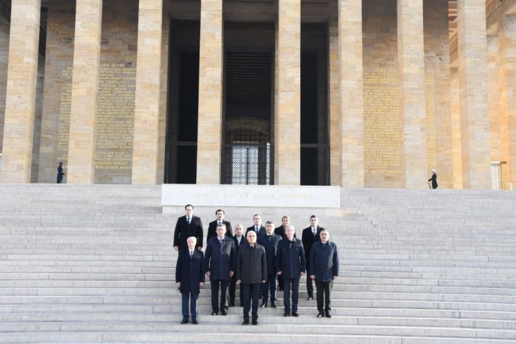 Делегация во главе с вице-премьером Азербайджана посетила Мавзолей Ататюрка
