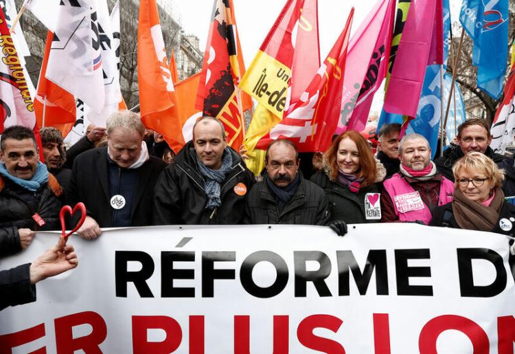 Во Франции продолжаются забастовки против новой пенсионной реформы