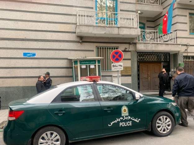 أذربيجان تخلي سفارتها في طهران بعد هجوم مسلح على البعثة ومقتل مسئول أمني فيها