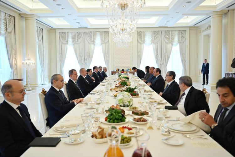 От имени Президента Ильхама Алиева дан обед в честь Абдулфаттаха ас-Сиси