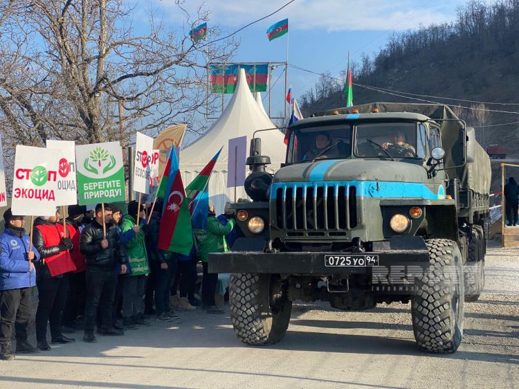 Protests on Khankandi-Lachin road 5 vehicles of Russian peacekeepers moved freely