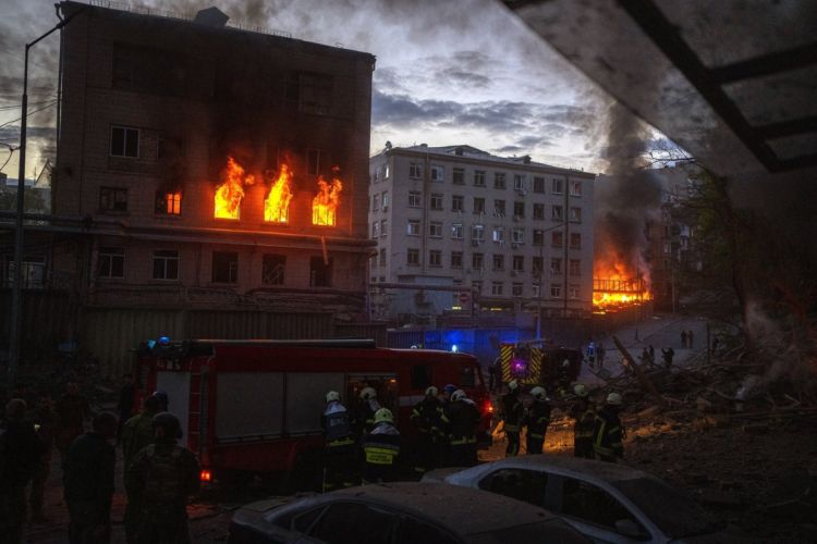 В Харькове ракета попала в жилой дом, есть жертвы