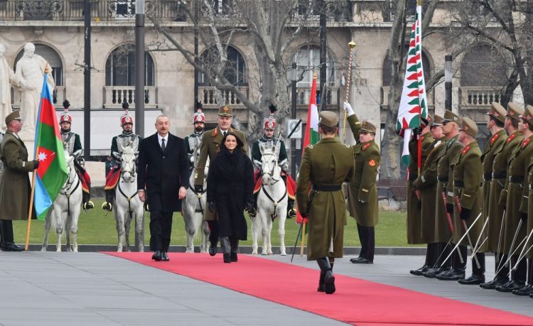 مراسم استقبال رسمية للرئيس إلهام علييف في بودابست