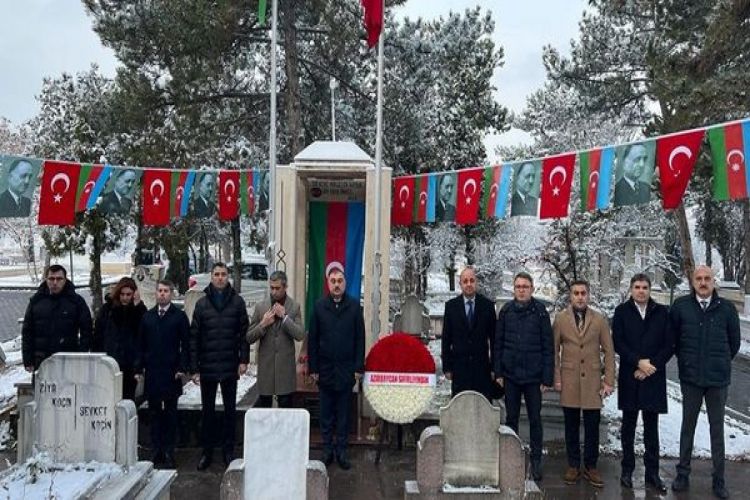 Посол Азербайджана в Турции посетил могилу Расулзаде