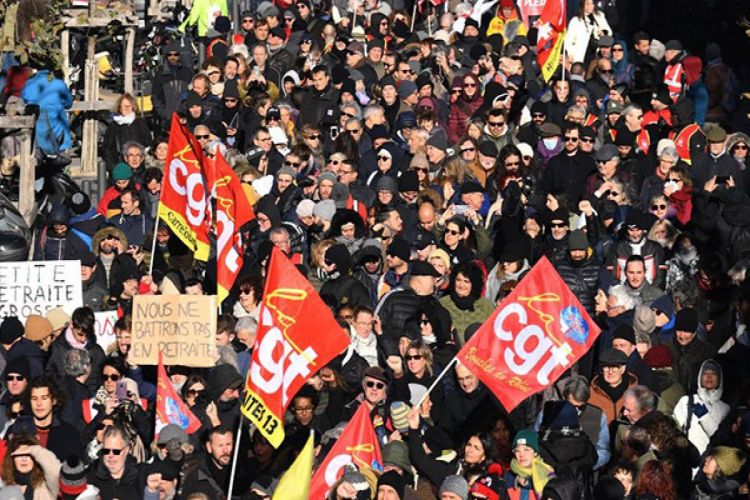 Во Франции растет масштаб массовых протестов против повышения пенсионного возраста