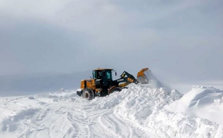 МО: В прошлом месяце в Кяльбаджаре, Лачыне и Дашкесане от снега очищено почти 3600 км дорог