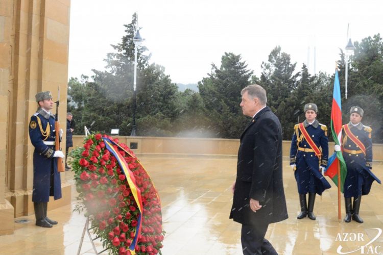 Президент Румынии посетил Аллею шехидов в Баку