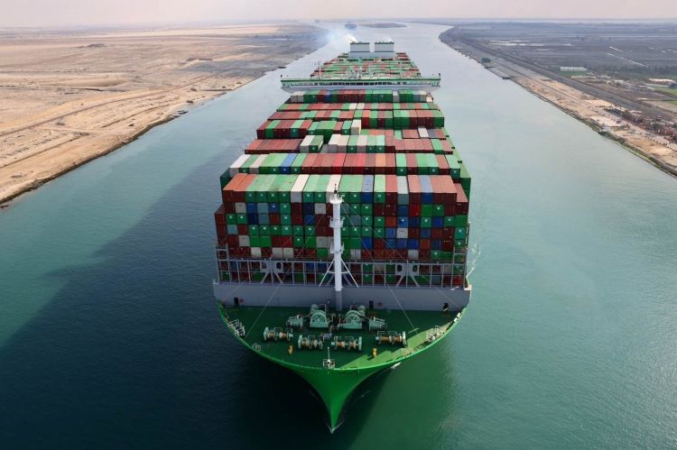 أحدث سفينة حاويات في العالم تعبر قناة السويس في أولى رحلاتها