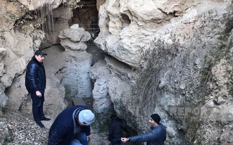 Большая группа иностранных путешественников побывала в Азыхской пещере