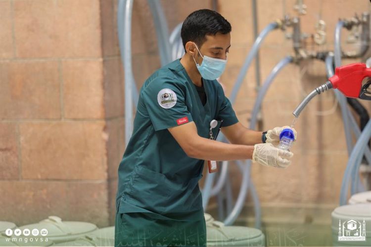 السعودية ترفع عينات فحص ماء زمزم إلى 150 يومياً