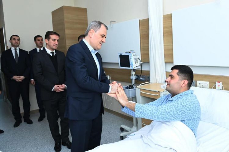 Глава МИД Азербайджана посетил пострадавших при атаке на посольство в Тегеране