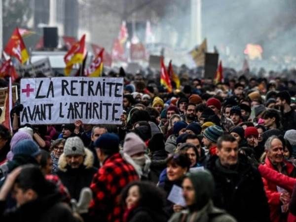 إضراب في فرنسا على رفع سن التقاعد يسبب شلل بقطاع الكهرباء