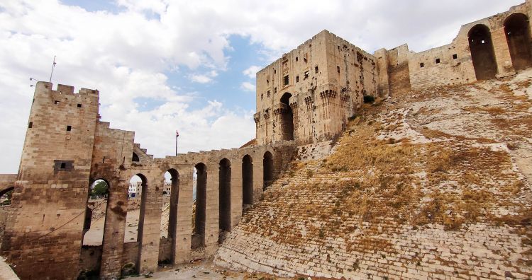 مديرية الآثار تعلن تضرر قلعة حلب التاريخية جراء الزلزال المدمر