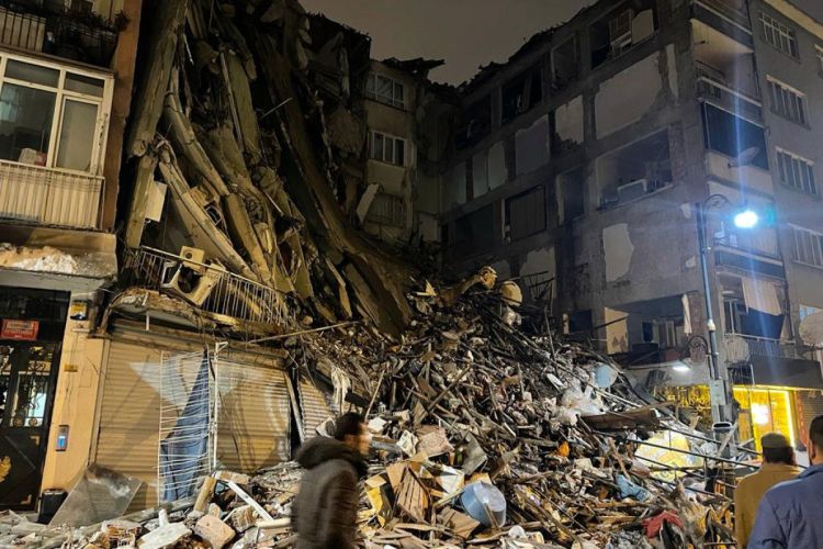 Число погибших в результате землетрясения в Турции возросло до 2921 человека - ОБНОВЛЕНО 3 - ФОТО