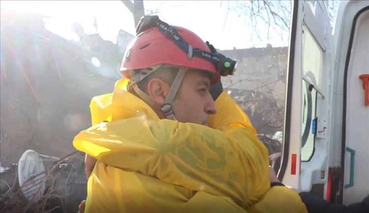 Uncle hugs rescuers for saving his nephew's life in southern Türkiye