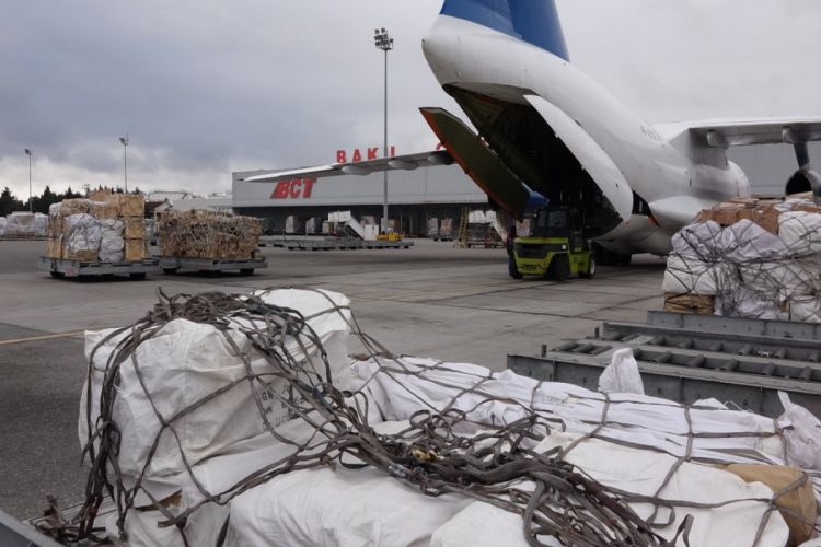 По указанию Президента Азербайджана, очередной самолет с грузом помощи МЧС вылетел в Турцию