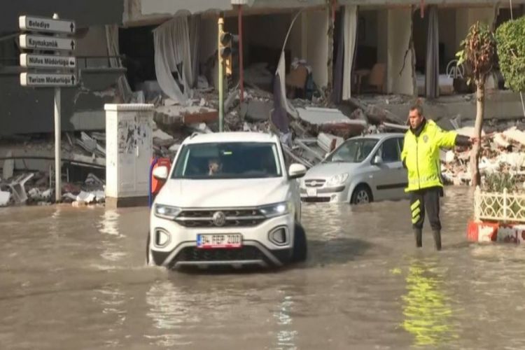 В зоне землетрясения в Турции поднялся уровень моря, улицы затоплены