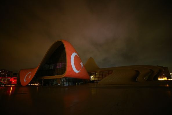 إضاءة مركز حيدر علييف في باكو بالعلم التركي تضامناً مع ضحايا الزلزال