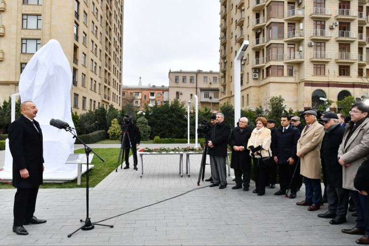 Президент Ильхам Алиев принял участие в открытии памятника Тофигу Гулиеву в Баку