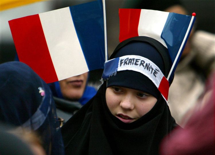 Fransa polisindən vəhşilik: Hicablı qadınları küçədə döyüb həbsə atdılar