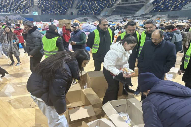 Посол Турции посетил в Баку пункт приема помощи пострадавшим: Каждый оказывает посильную помощь