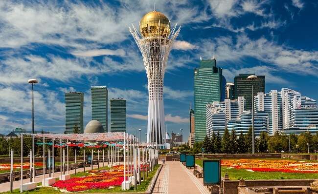 كازاخستان تعيد 64 شخصاً من مناطق الزلزال بتركيا إلي بلادهم
