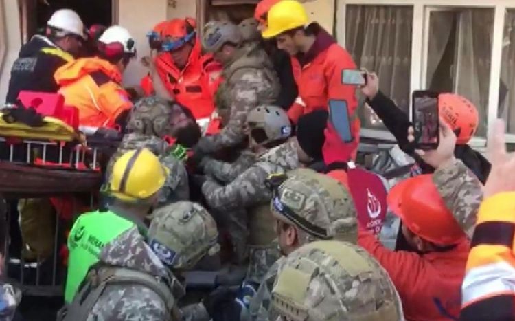 В Хатае спустя 82 часа после землетрясения спасена семья из пяти человек