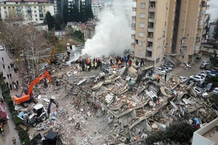 AFAD рекомендует гражданам держаться подальше от поврежденных зданий в зоне землетрясения
