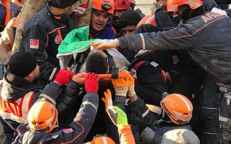 Спустя 101 час после землетрясения в Диярбакыре спасли женщину и ребенка