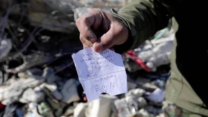 سوري فقد 5 أبناء بالزلازل ووجد رسالة ابنته تحت الأنقاض...