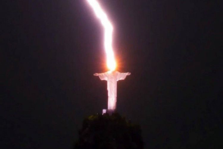 Brazilyada İsa Məsihin heykəlini ildırım vurub