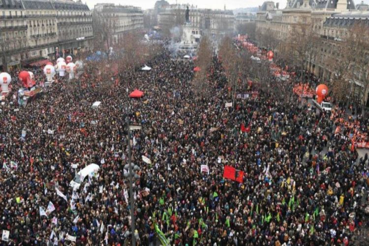 Около миллиона человек вышли на протесты против пенсионной реформы во Франции