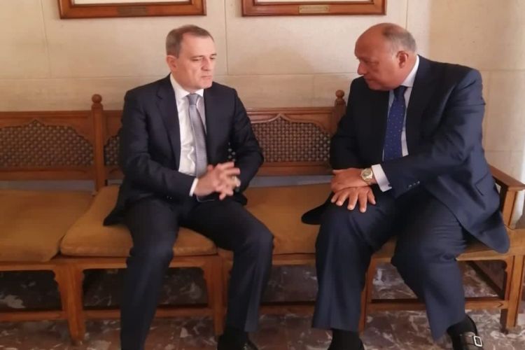 بيراموف يبحث مع سامح شكري العلاقات بين مصر وأذربيجان