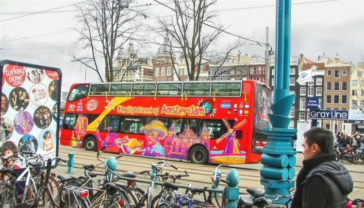 أمستردام تمنع دخول الحافلات السياحية لكبح السياحة الزائدة