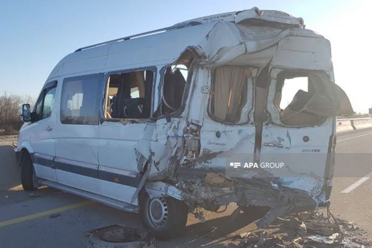В Азербайджане микроавтобус столкнулся с TIR, есть погибший и раненый