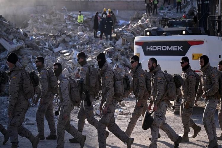 МИД Турции: В поисково-спасательных работах участвуют спасатели из 80 стран