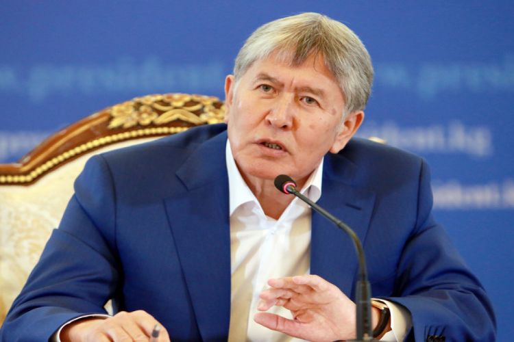 СМИ: Алмазбек Атамбаев покинул Кыргызстан