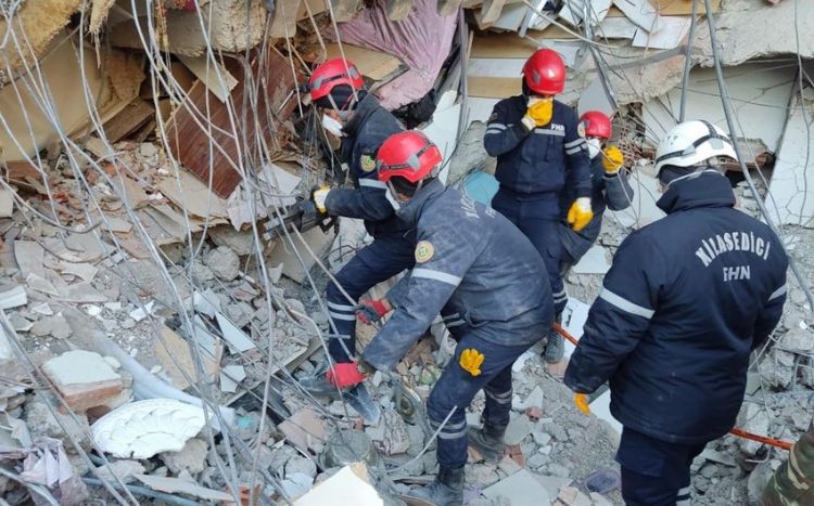 Азербайджанские спасатели извлекли из-под завалов 53 человека