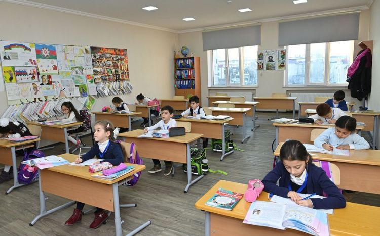 В Азербайджане с 21 февраля начинается перевод учащихся школ