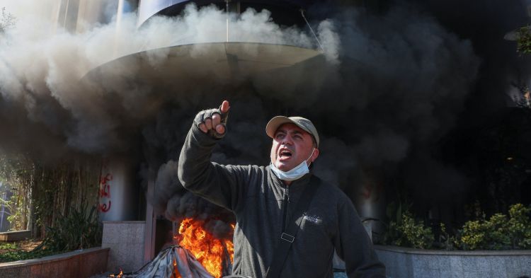 محتجون لبنانيون يضرمون النار في عدة بنوك ببيروت