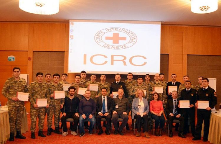 Для азербайджанских военнослужащих проведен курс на тему взрывных травм