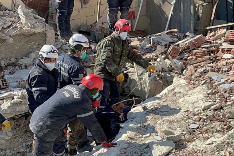 Спасатели МЧС Азербайджана продолжают поисково-спасательные работы в двух провинциях Турции