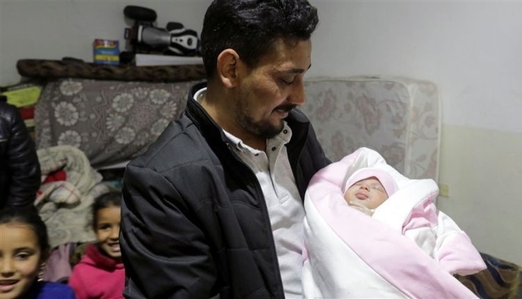 الرضيعة الناجية من الزلزال تجتمع أخيراً مع عائلتها في سوريا